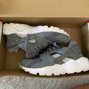 Nike Huarache Youth Size 4